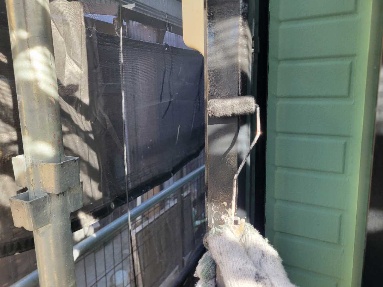仕上げ塗装1回目です。