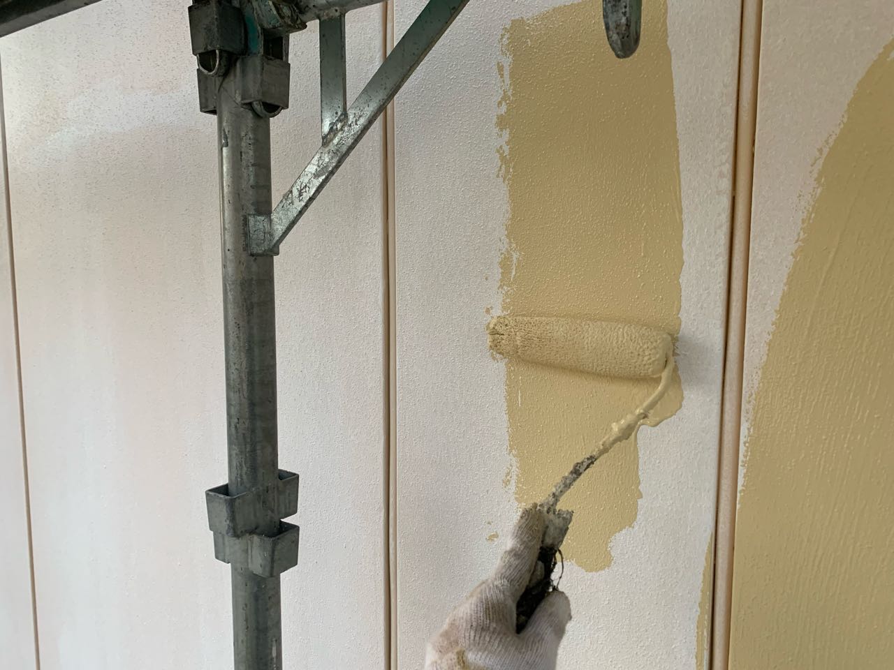仕上げ塗装1回目です。