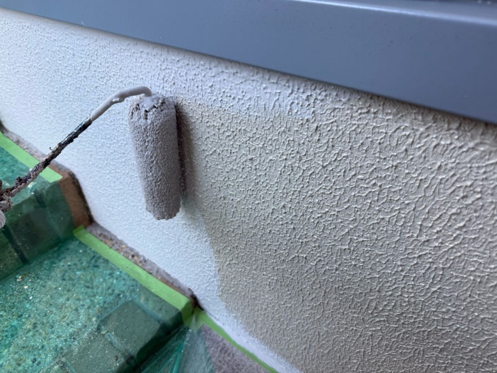 仕上げ塗装1回目です。