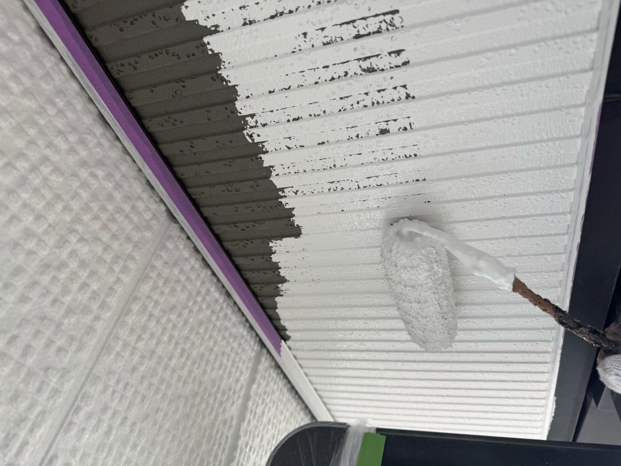 仕上げ塗装1回目です。