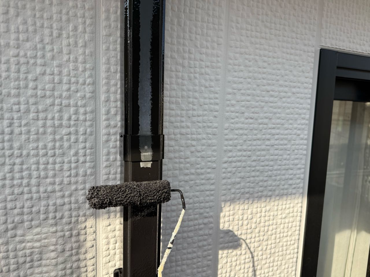 仕上げ塗装1回目です。