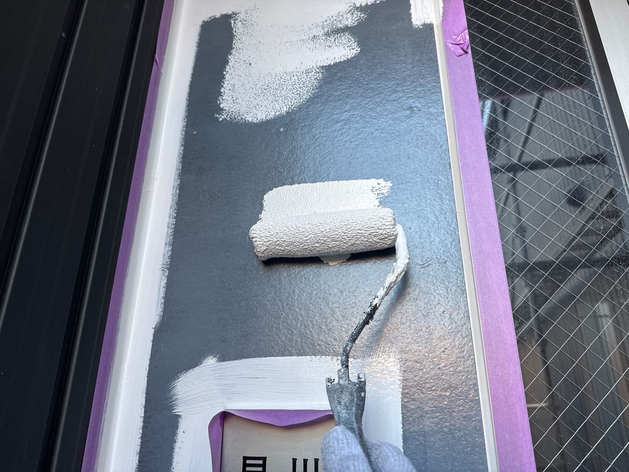 仕上げ塗装1回目です。