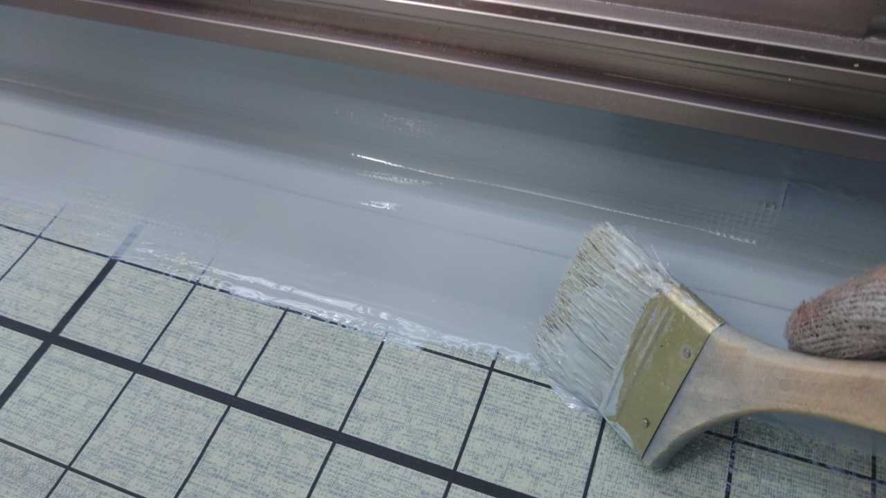 ウレタン防水塗布1回目。