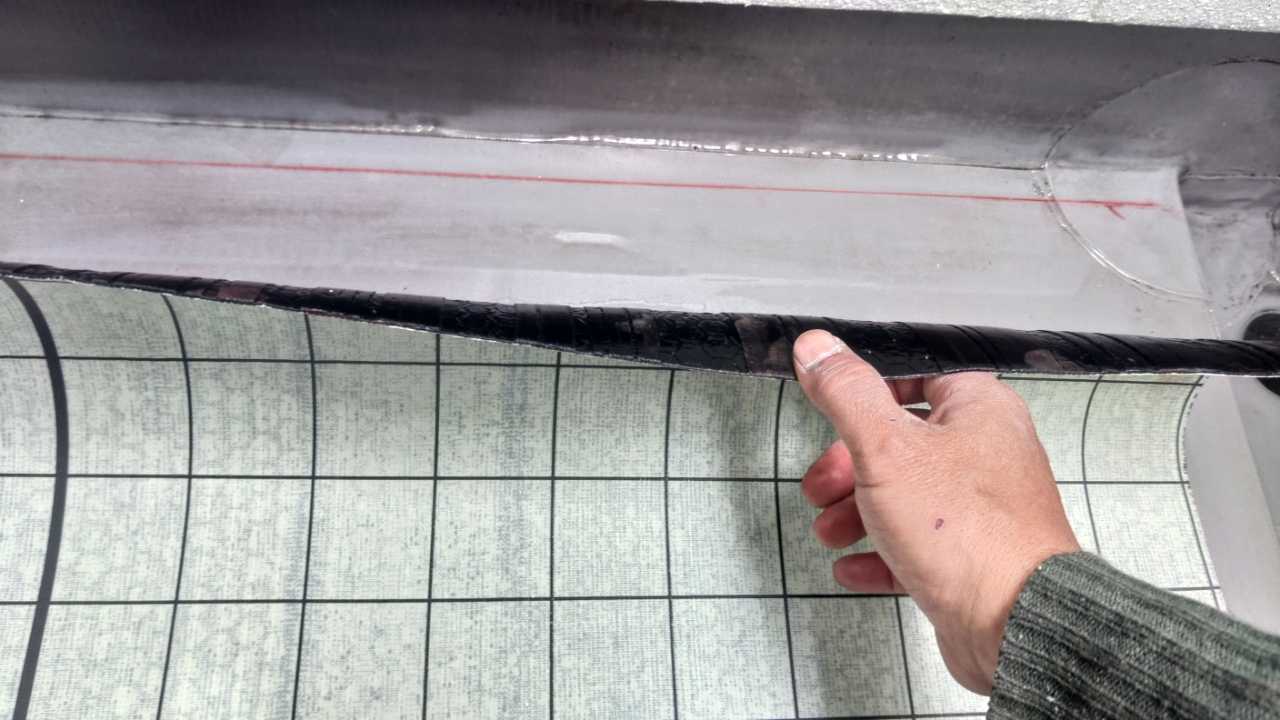 自着シートを張ります。