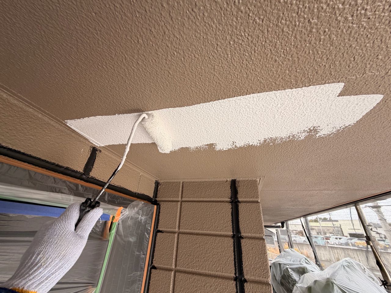 仕上げ塗装1回目です。