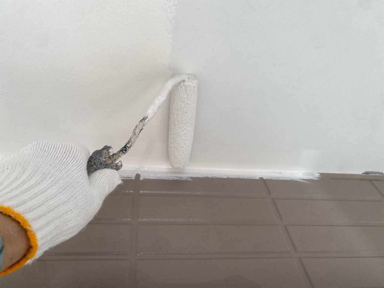 仕上げ塗装1回目です。