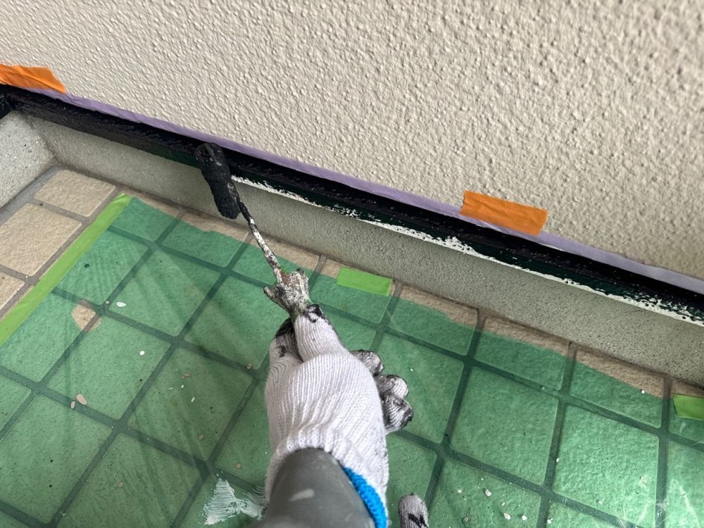 仕上げ塗装1回目です。