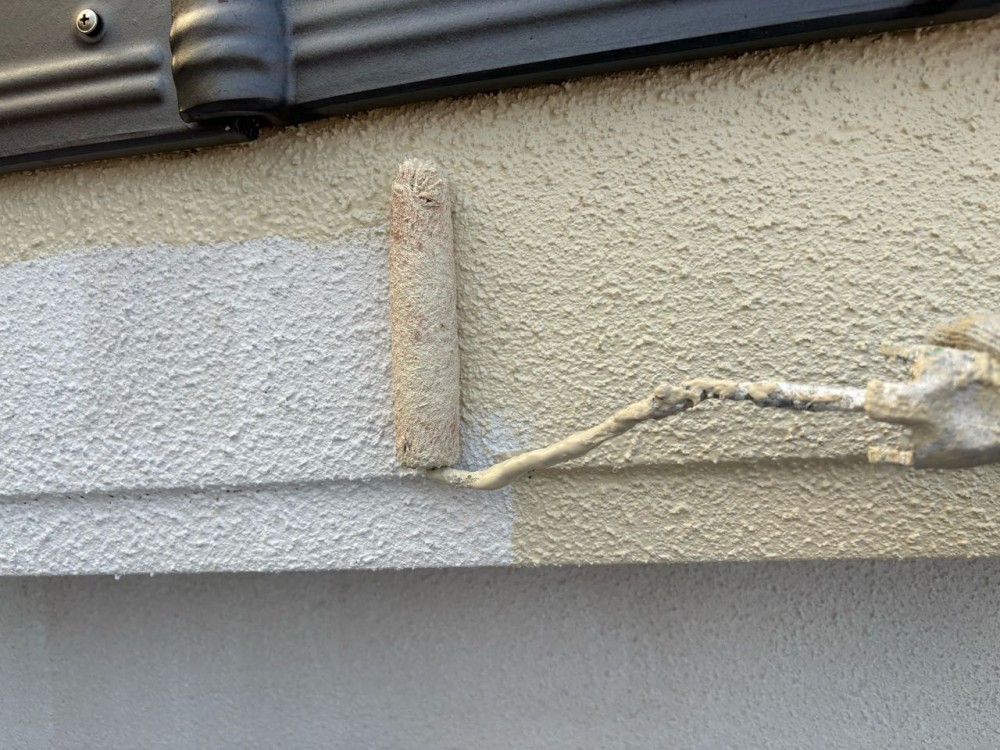 仕上げ塗装1回目です。