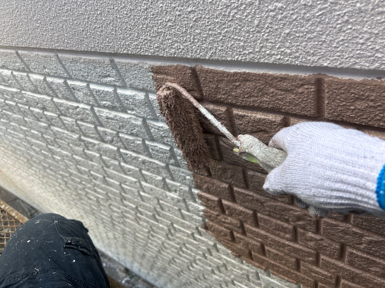 仕上げ塗装1回目です。