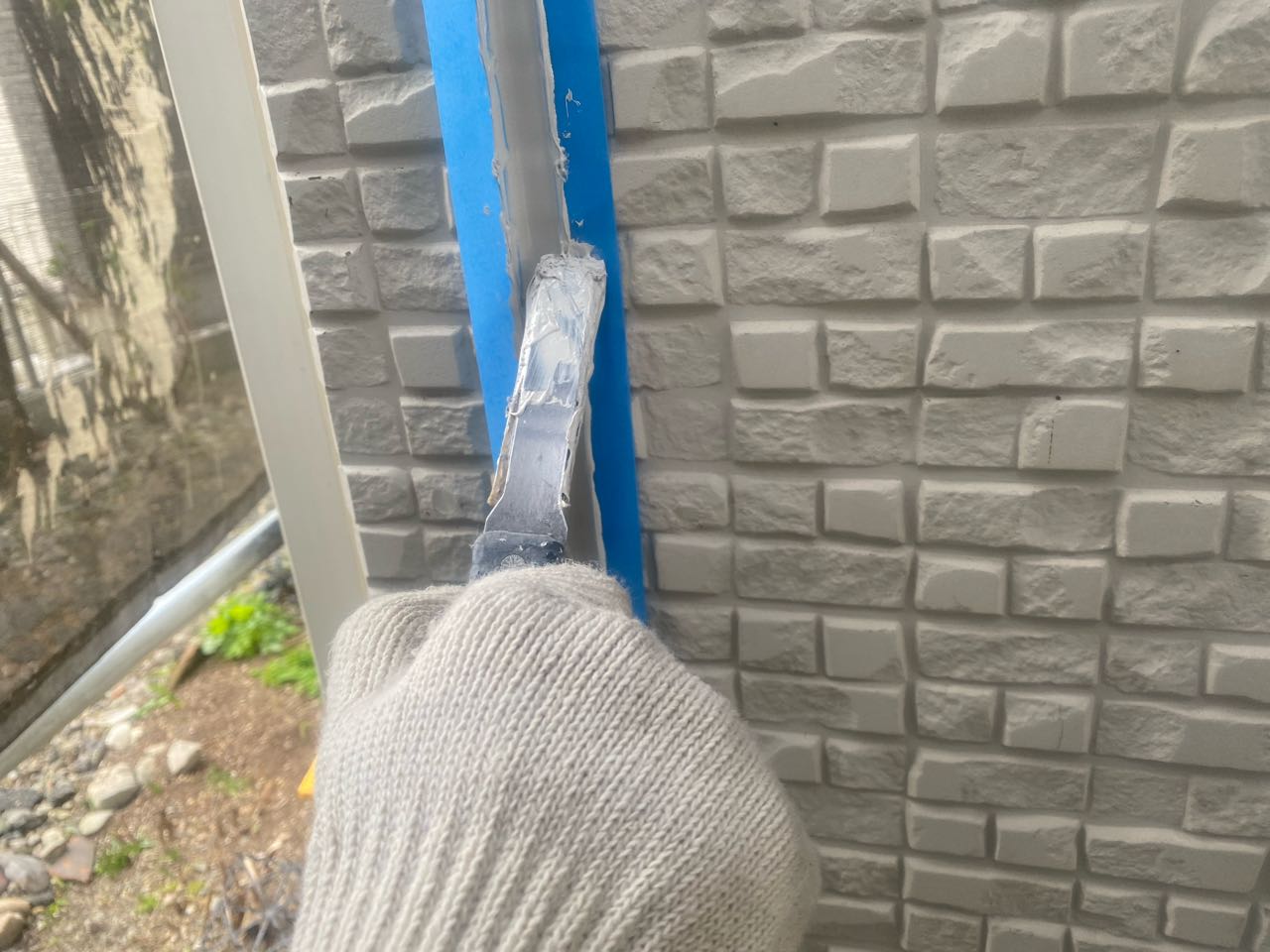 へらで押さえ込みます。