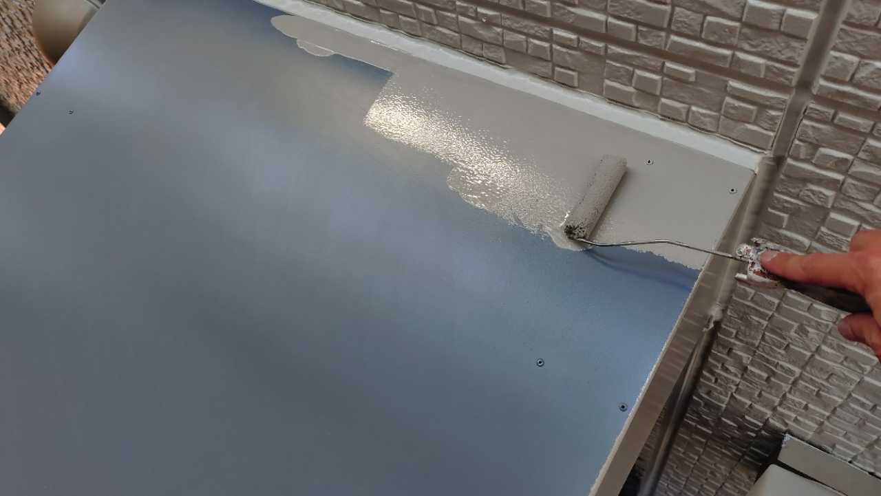 仕上げ塗装1回目です。