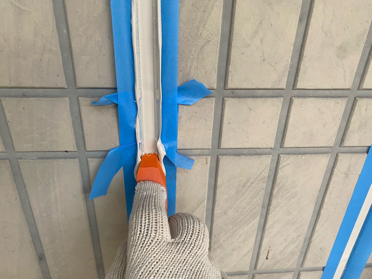 へらで押さえ込みます。