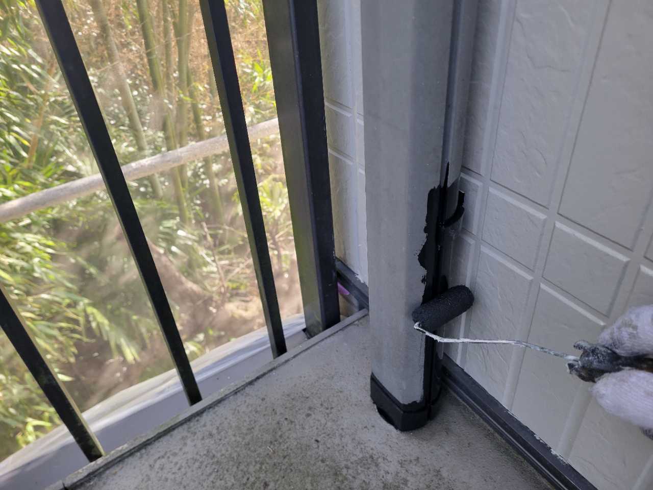 仕上げ塗装1回目です。