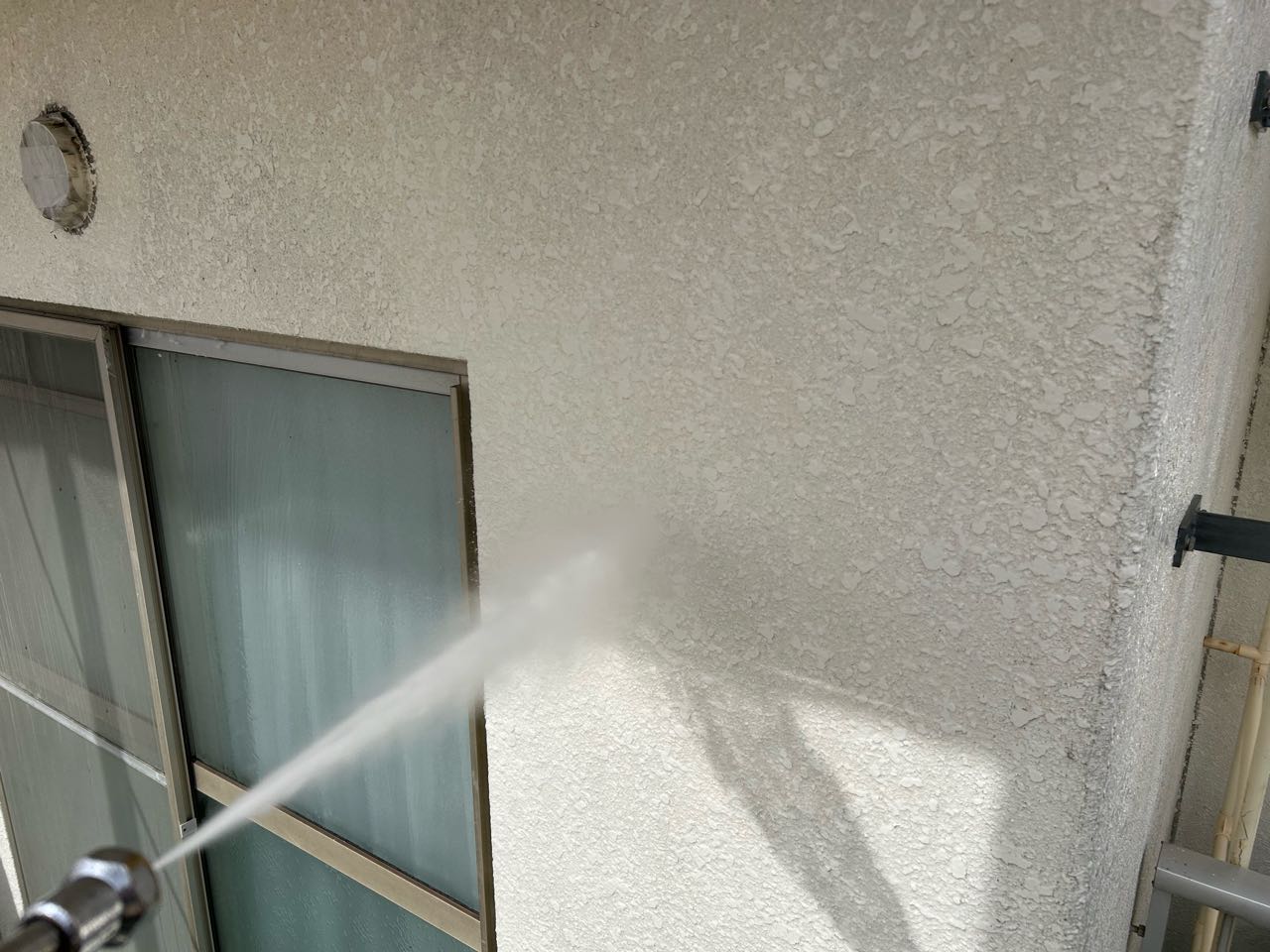 高圧洗浄します。