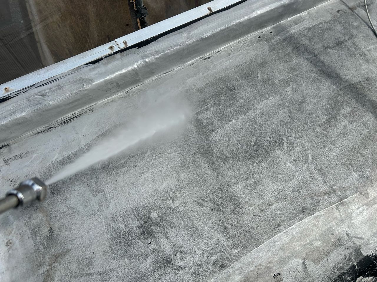 高圧洗浄します。