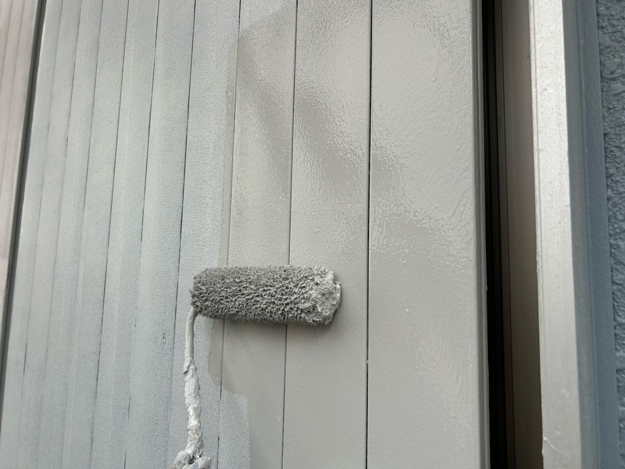 仕上げ塗装1回目です。