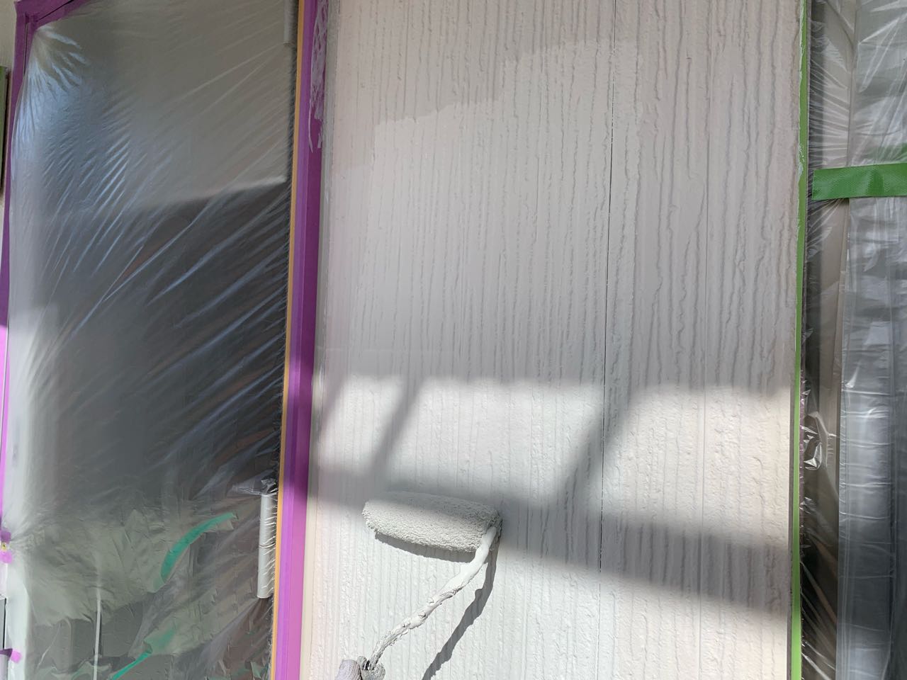 仕上げ塗装1回目です。
