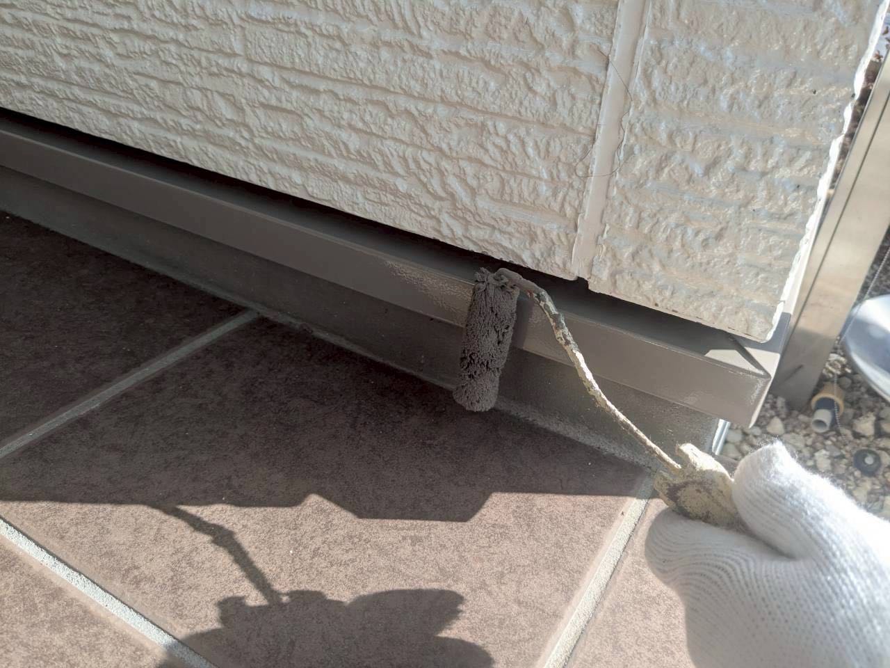 仕上げ塗装1回目です。