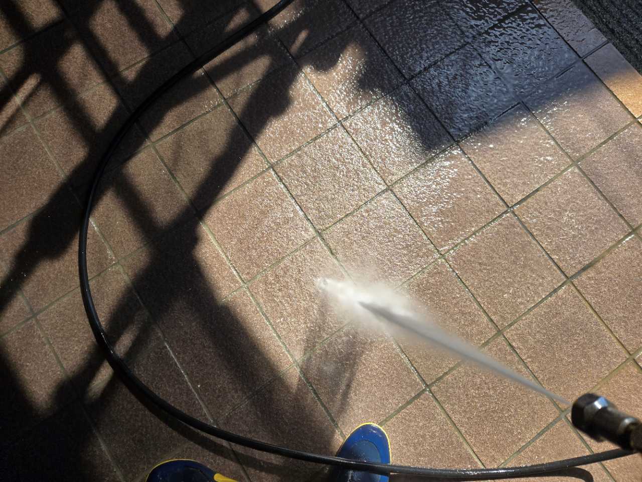 高圧洗浄します。