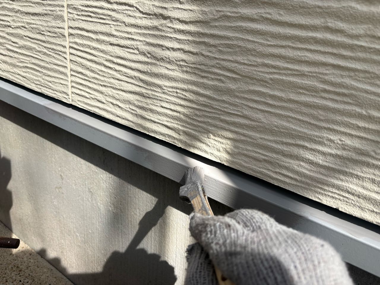 仕上げ塗装1回目です。