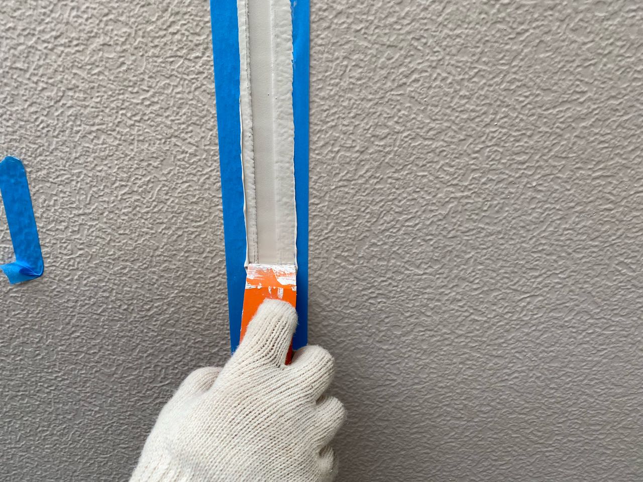 へらで押さえ込みます。