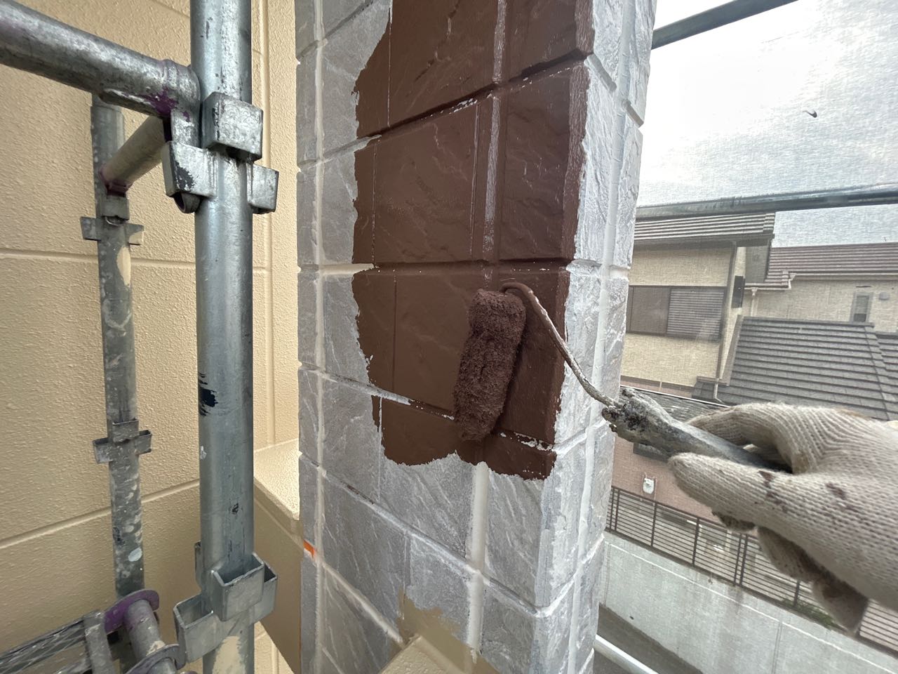 仕上げ塗装1回目です。
