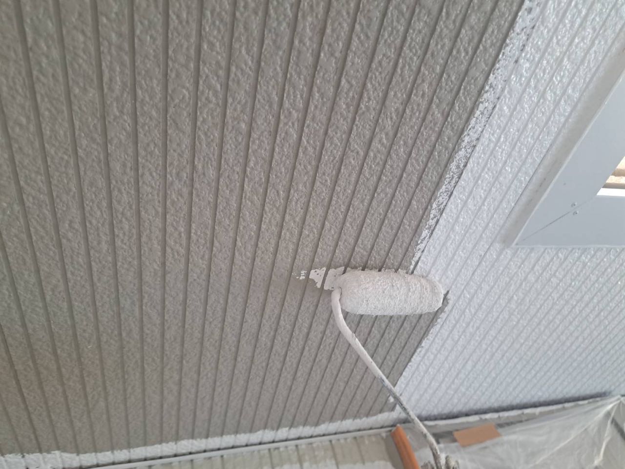 仕上げ塗装1回目です。