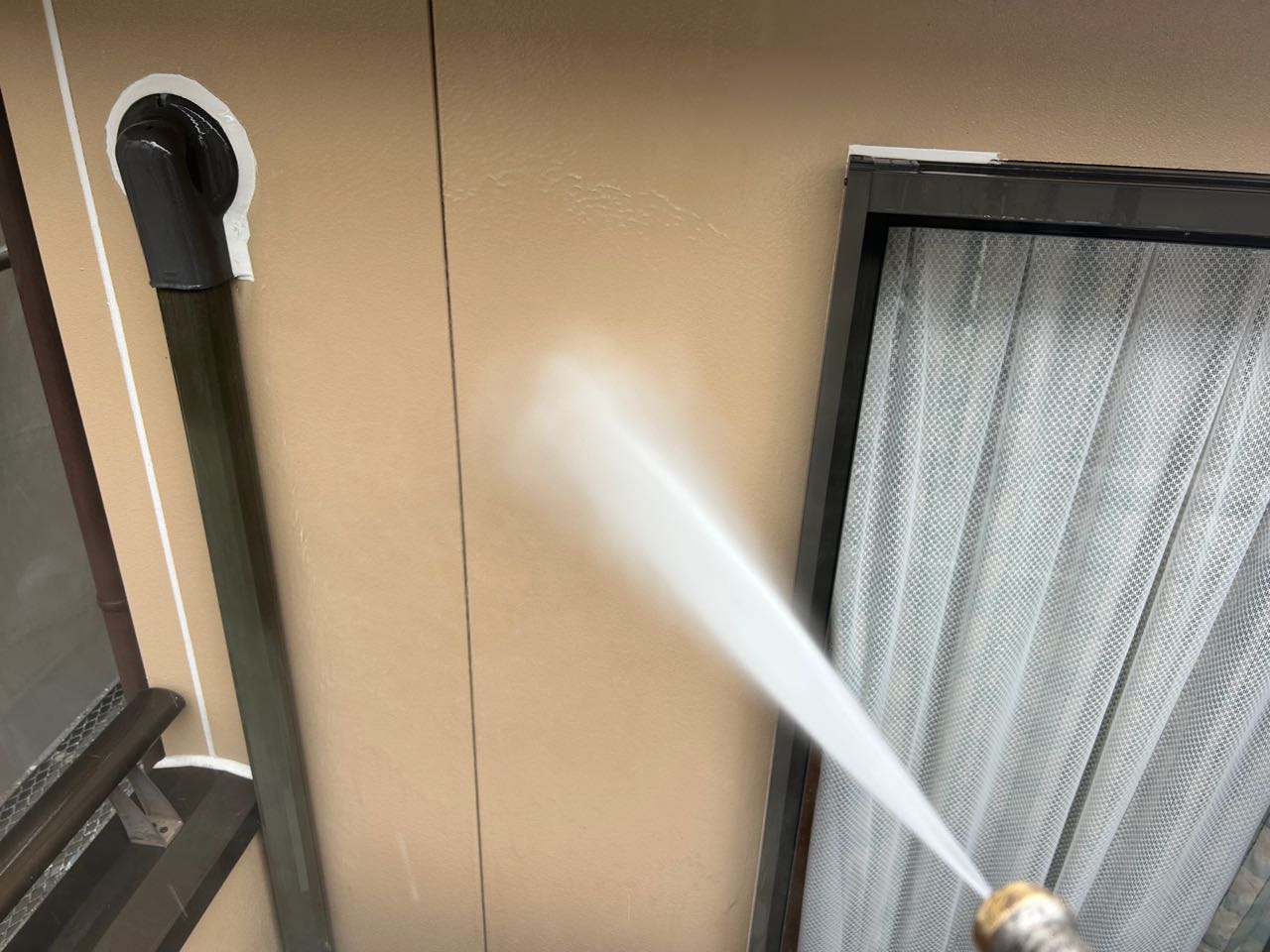 高圧洗浄します。