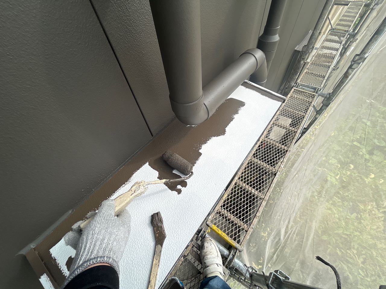 仕上げ塗装1回目です。