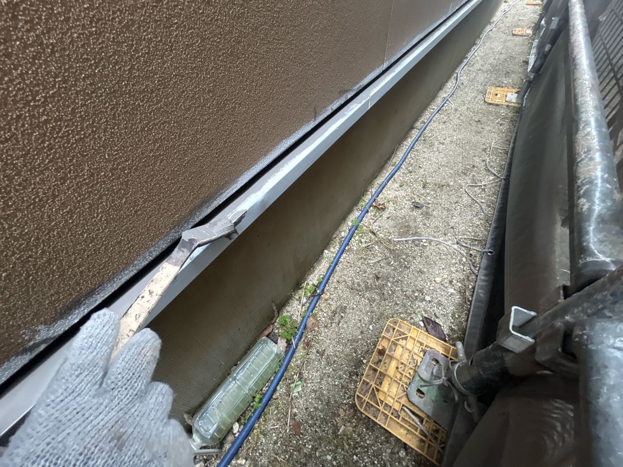 仕上げ塗装1回目です。