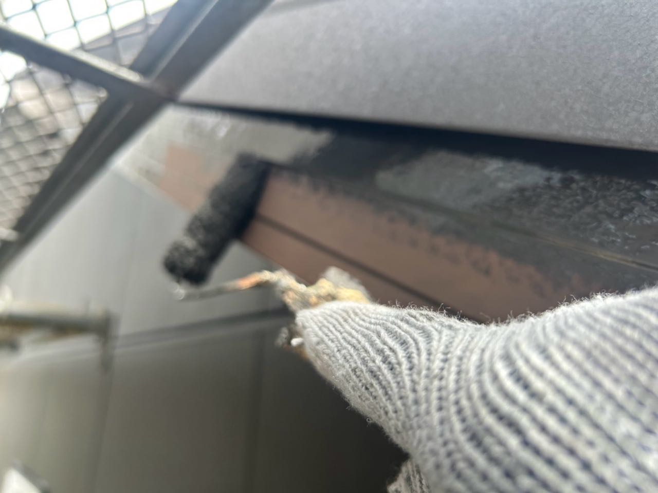 仕上げ塗装1回目です。
