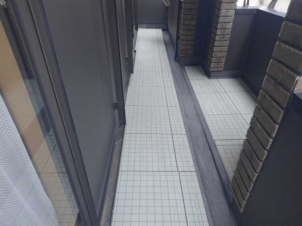 自着シートを張ります。