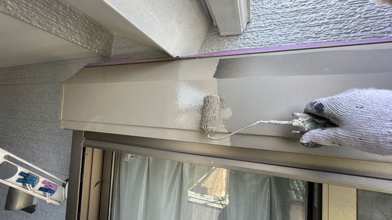 仕上げ塗装1回目です。