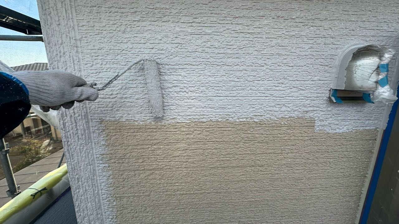 仕上げ塗装1回目です。