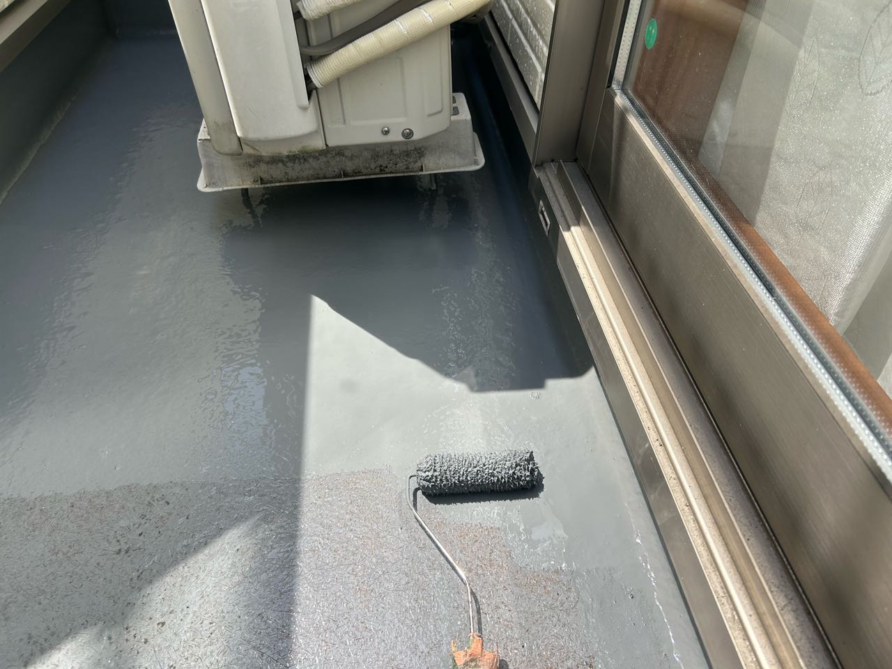 ウレタン防水塗布1回目。