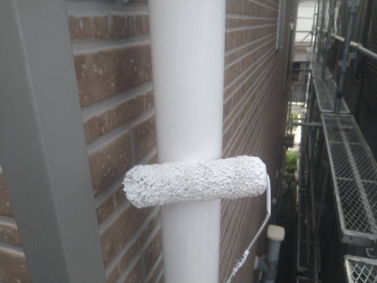 仕上げ塗装1回目です。