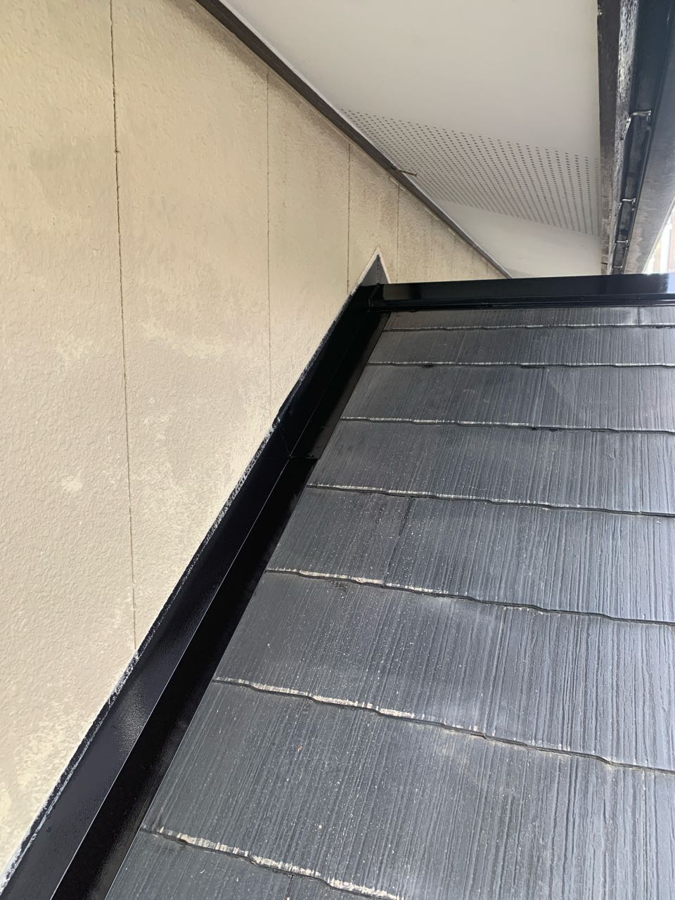 仕上げ塗装1回目です。