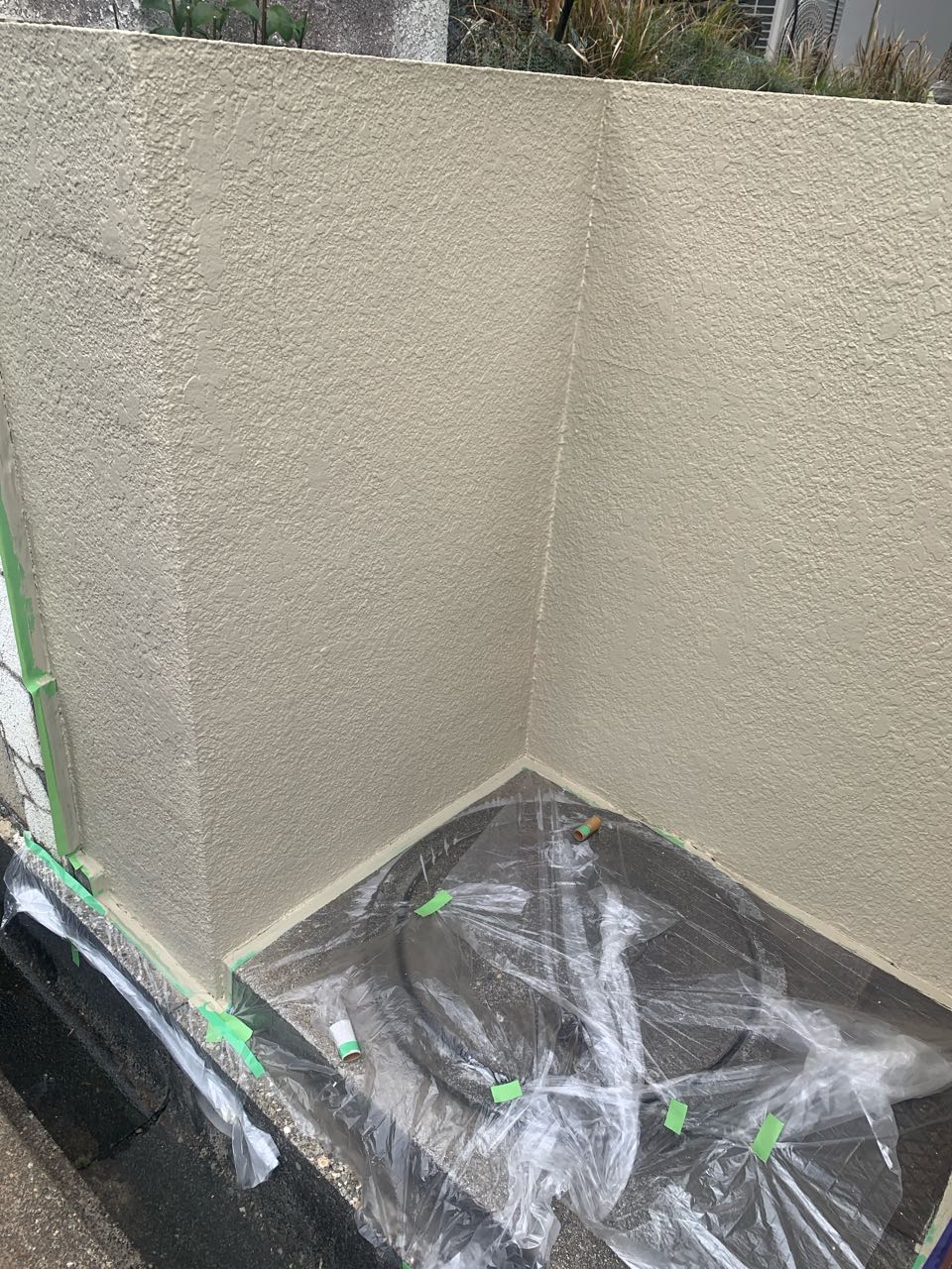 仕上げ塗装1回目です。
