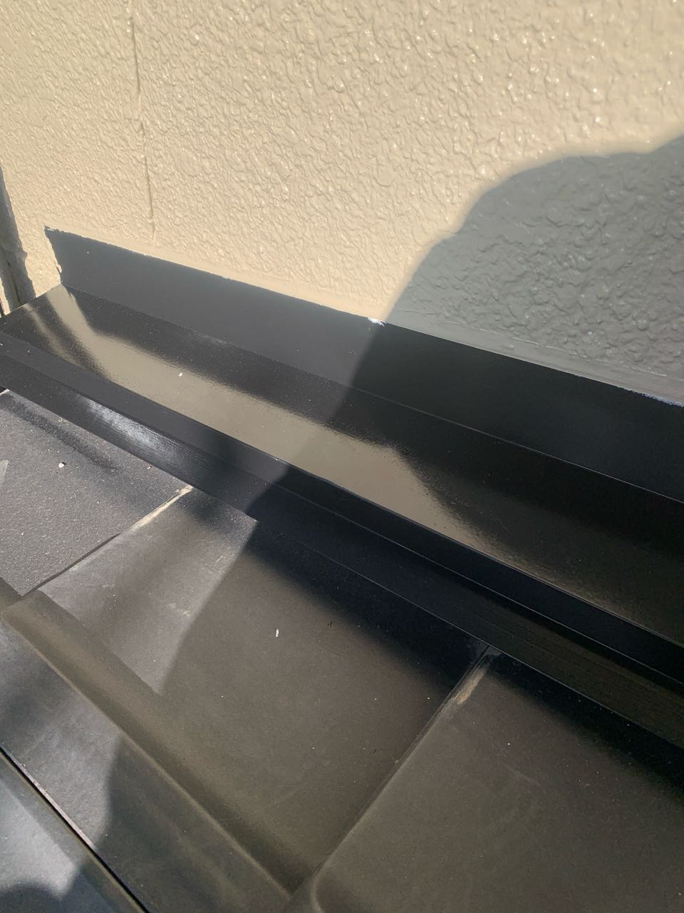 仕上げ塗装1回目です。