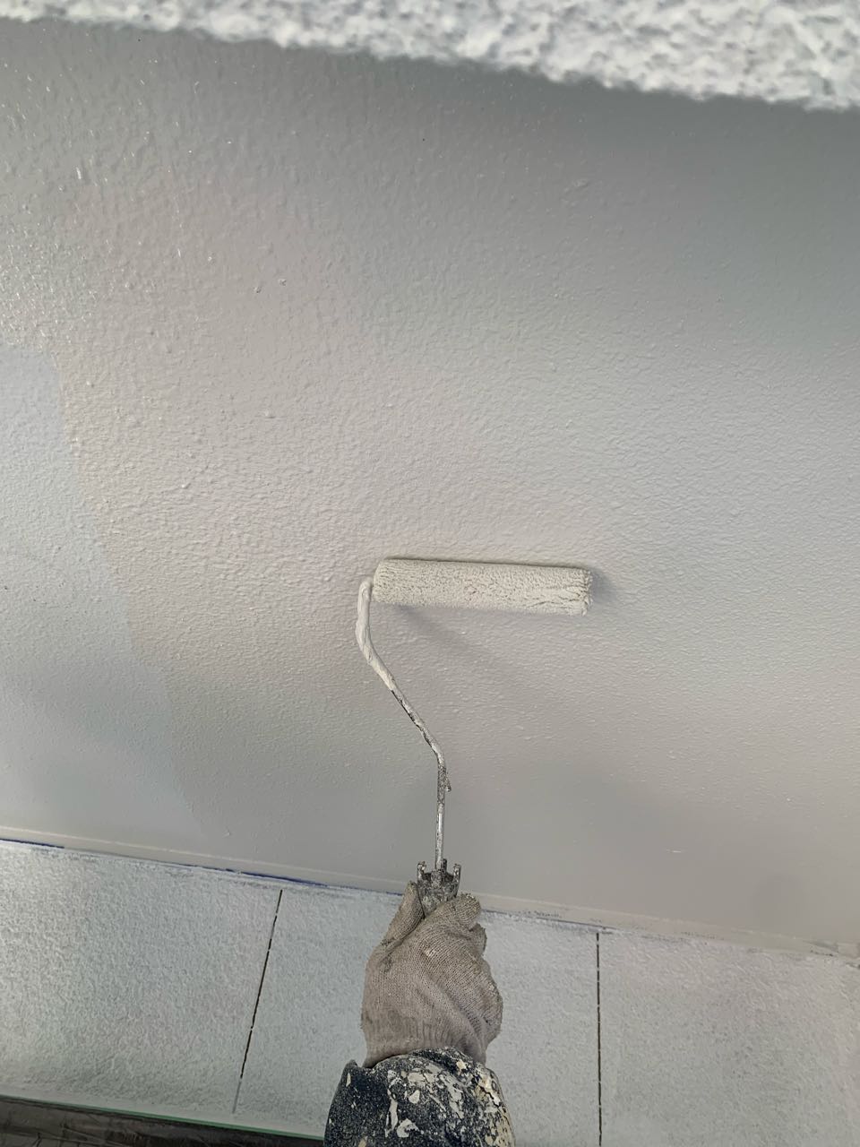 仕上げ塗装1回目です。
