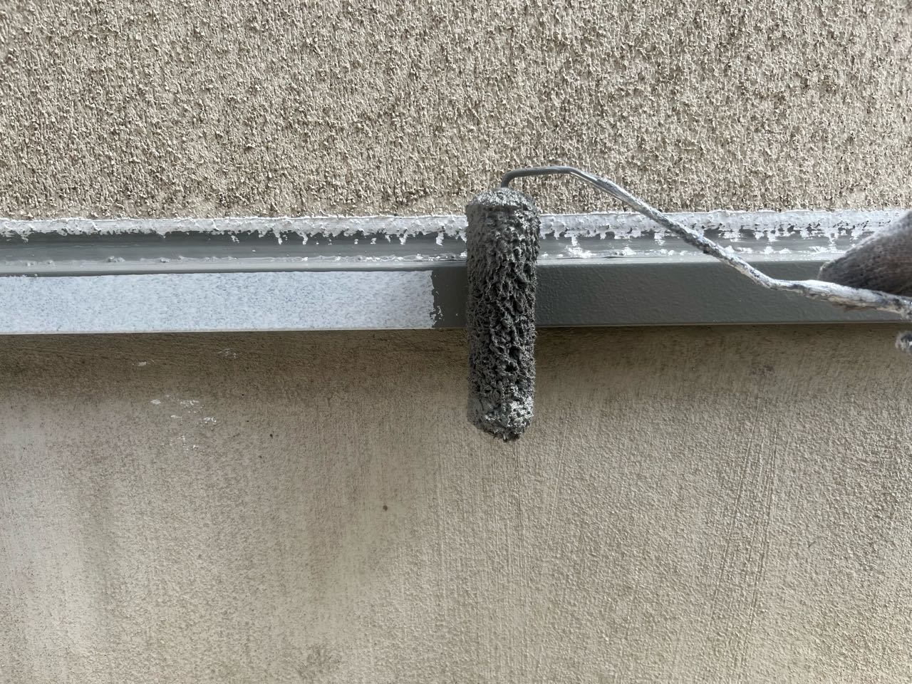 仕上げ塗装1回目です。