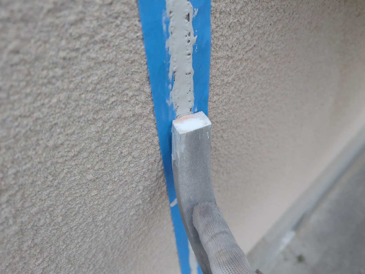へらで押さえ込みます。