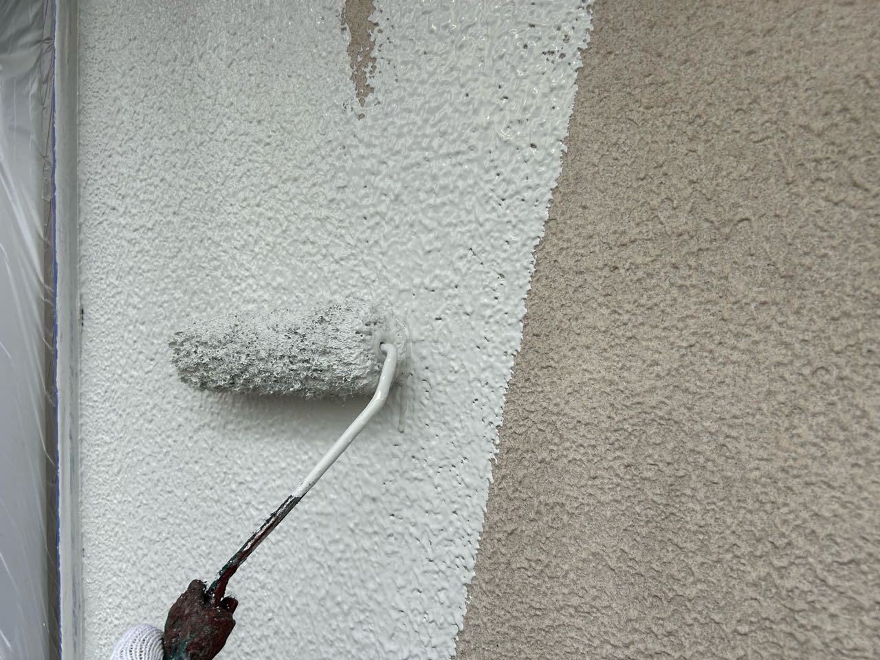 仕上げ塗装1回目です。