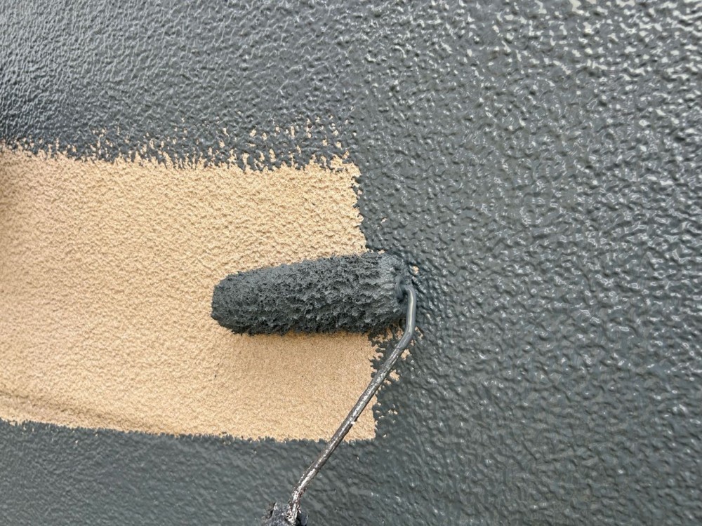 仕上げ塗装1回目です。