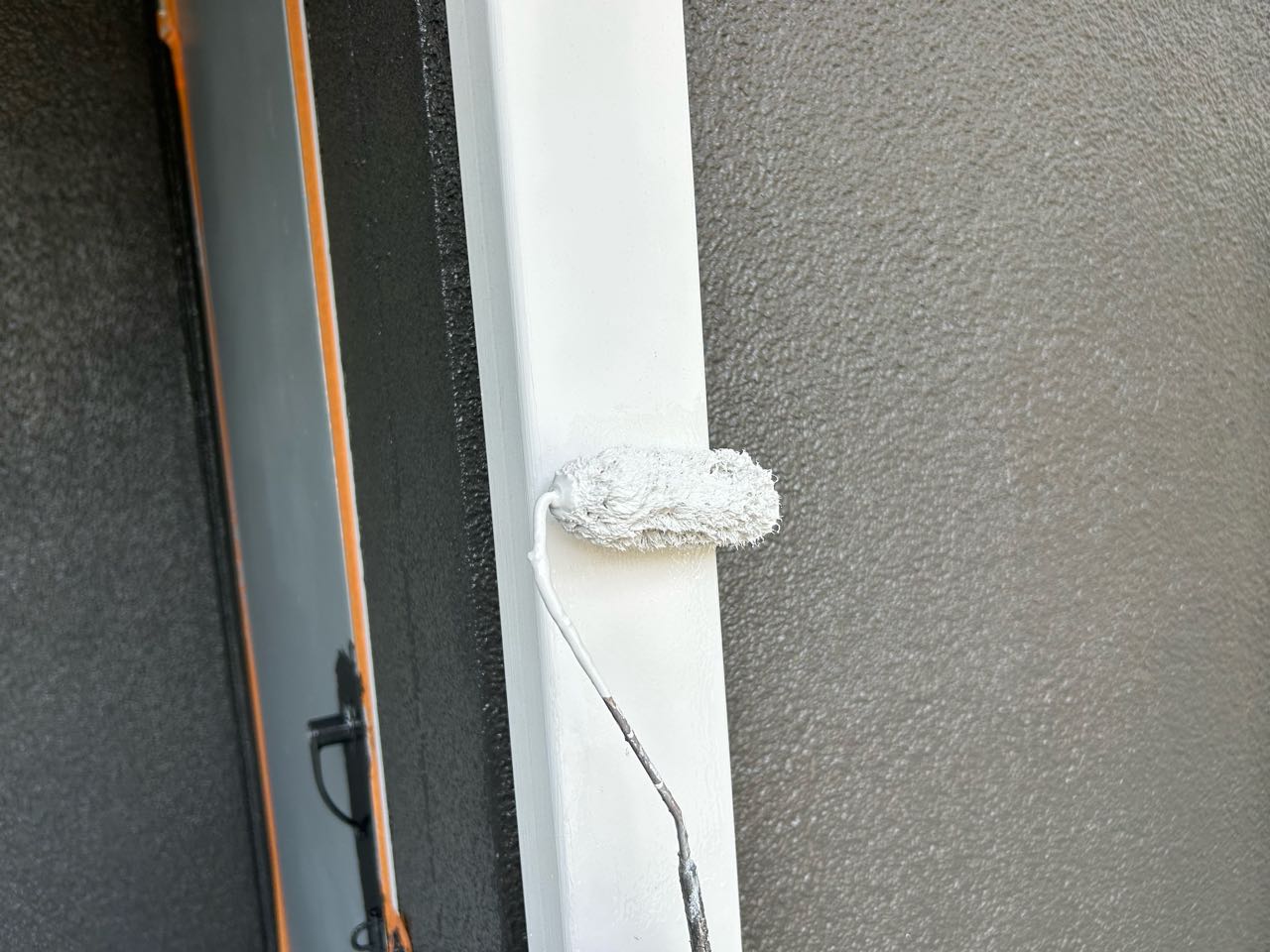 仕上げ塗装1回目です。