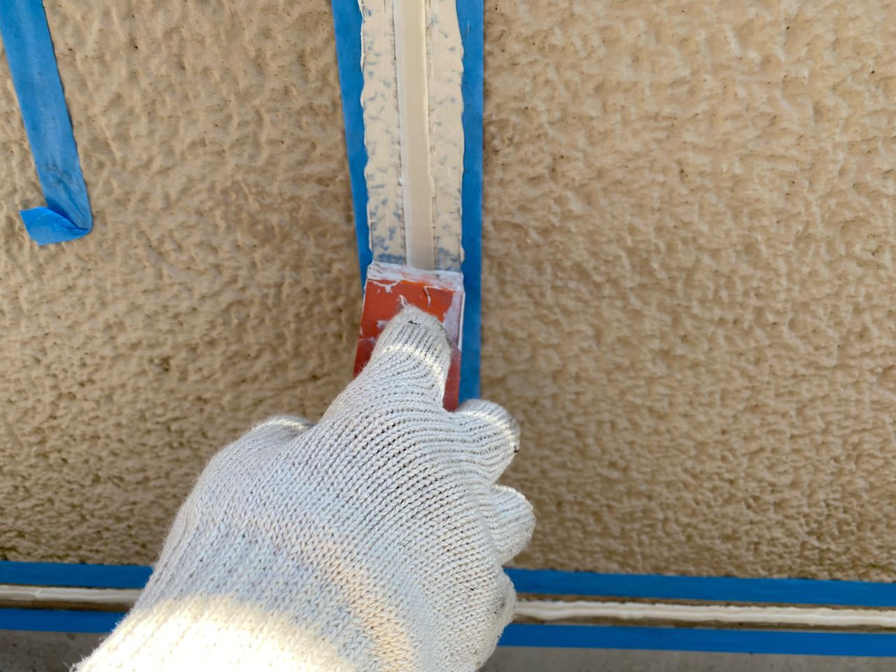 へらで押さえ込みます。