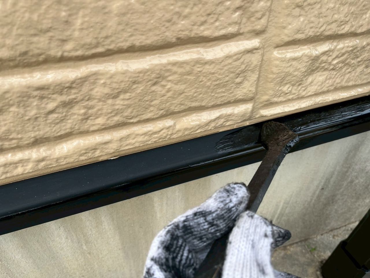 仕上げ塗装1回目です。