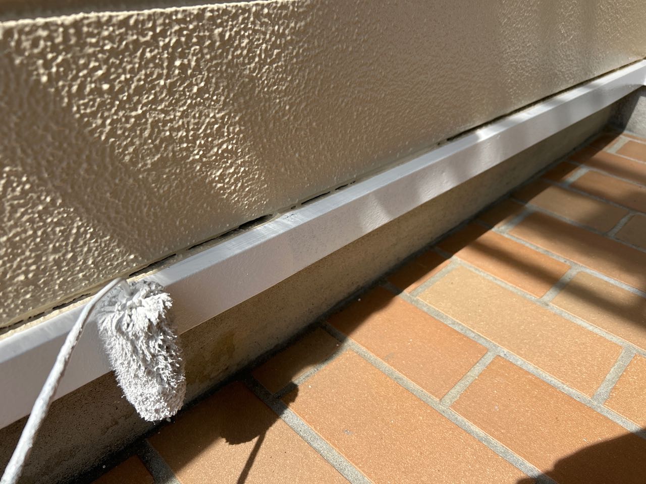 仕上げ塗装1回目です。