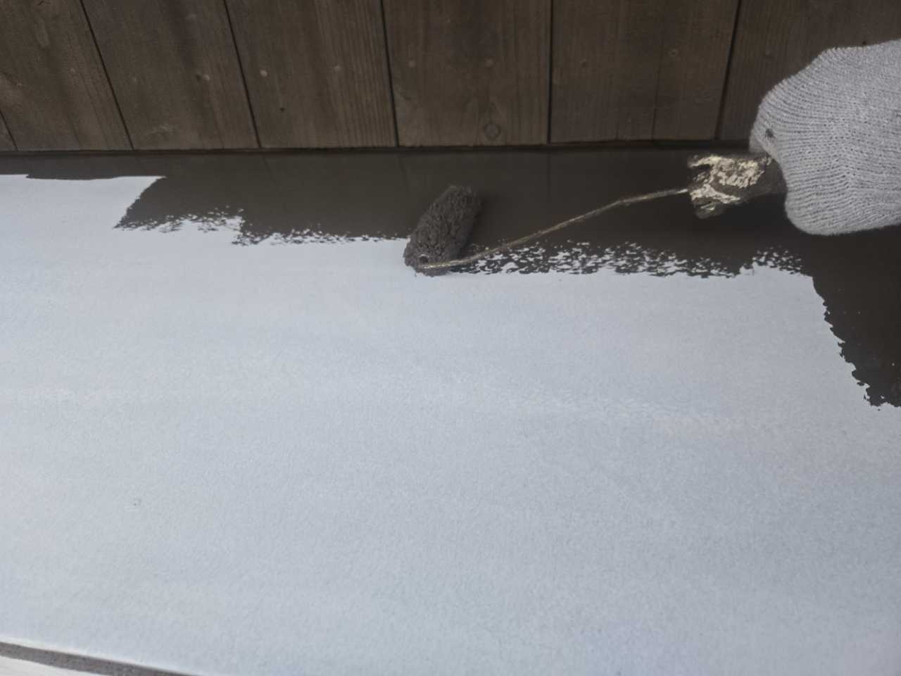 仕上げ塗装1回目です。