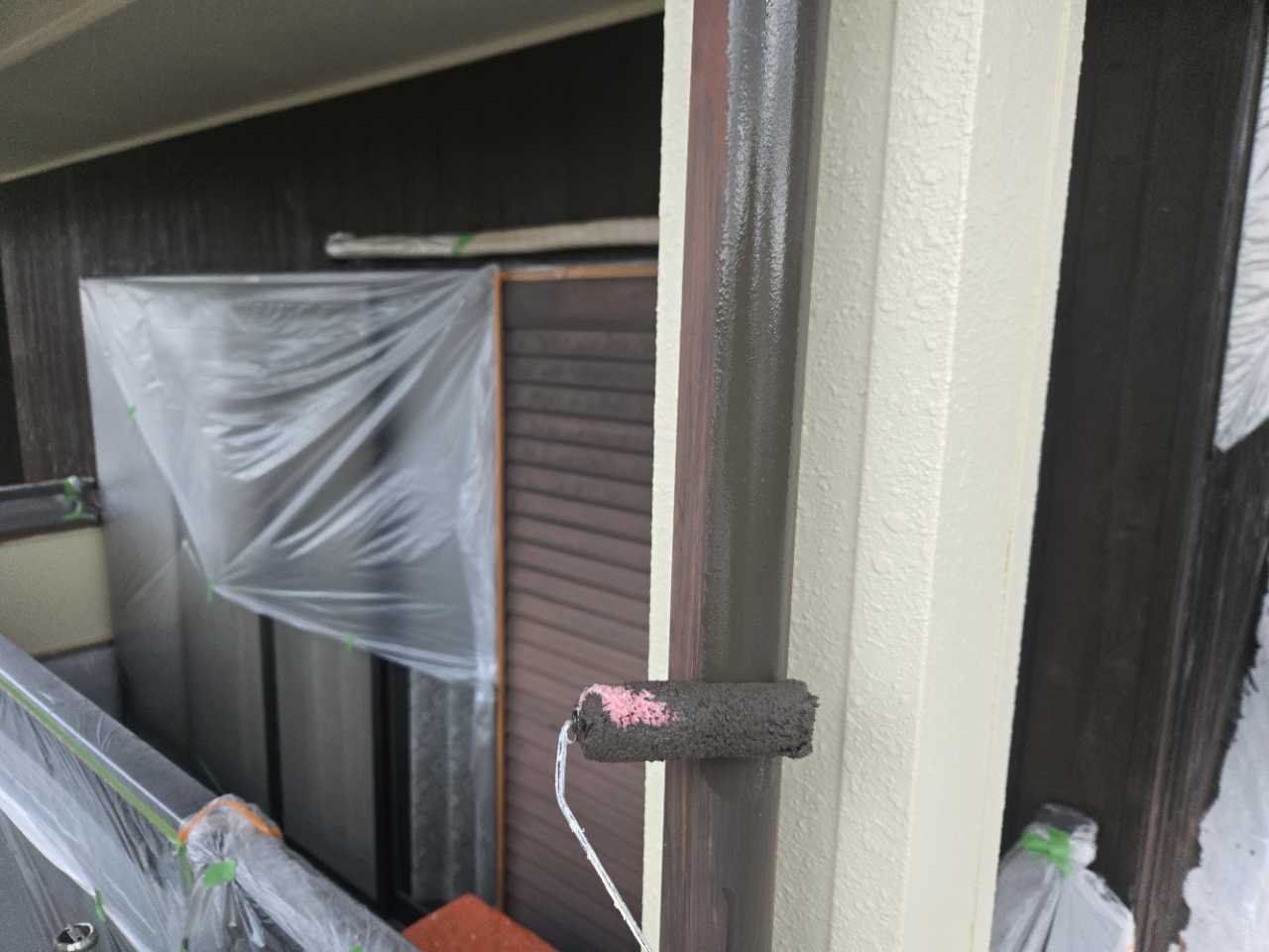 仕上げ塗装1回目です。